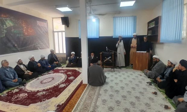 نشست اساتید و کادر مدیریتی مدارس علمیه و ائمه جمعه شرق استان با آیت الله حسینی خراسانی عضو محترم فقهای شورای نگهبان نشست اساتید و کادر مدیریتی مدارس علمیه و ائمه جمعه شرق استان با آیت الله حسینی خراسانی عضو محترم فقهای شورای نگهبان