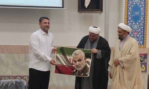 تجلیل از جناب آقای حسین محمودی از کارکنان مرزبانی و از پرسنل خدوم نیروی انتظامی به مناسبت هفته نیروی انتظامی تجلیل از جناب آقای حسین محمودی از کارکنان مرزبانی و از پرسنل خدوم نیروی انتظامی به مناسبت هفته نیروی انتظامی